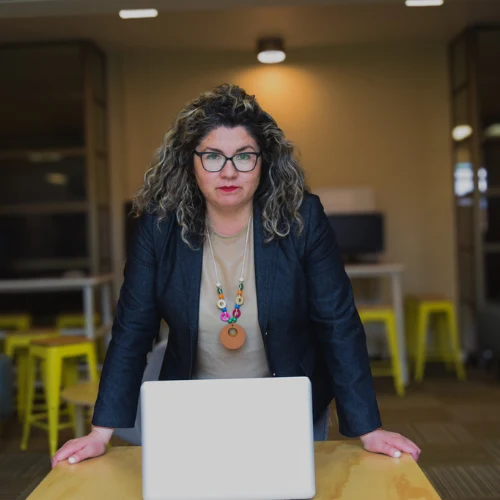 Geraldine Manríquez en un espacio de trabajo de Aprende a Emprender