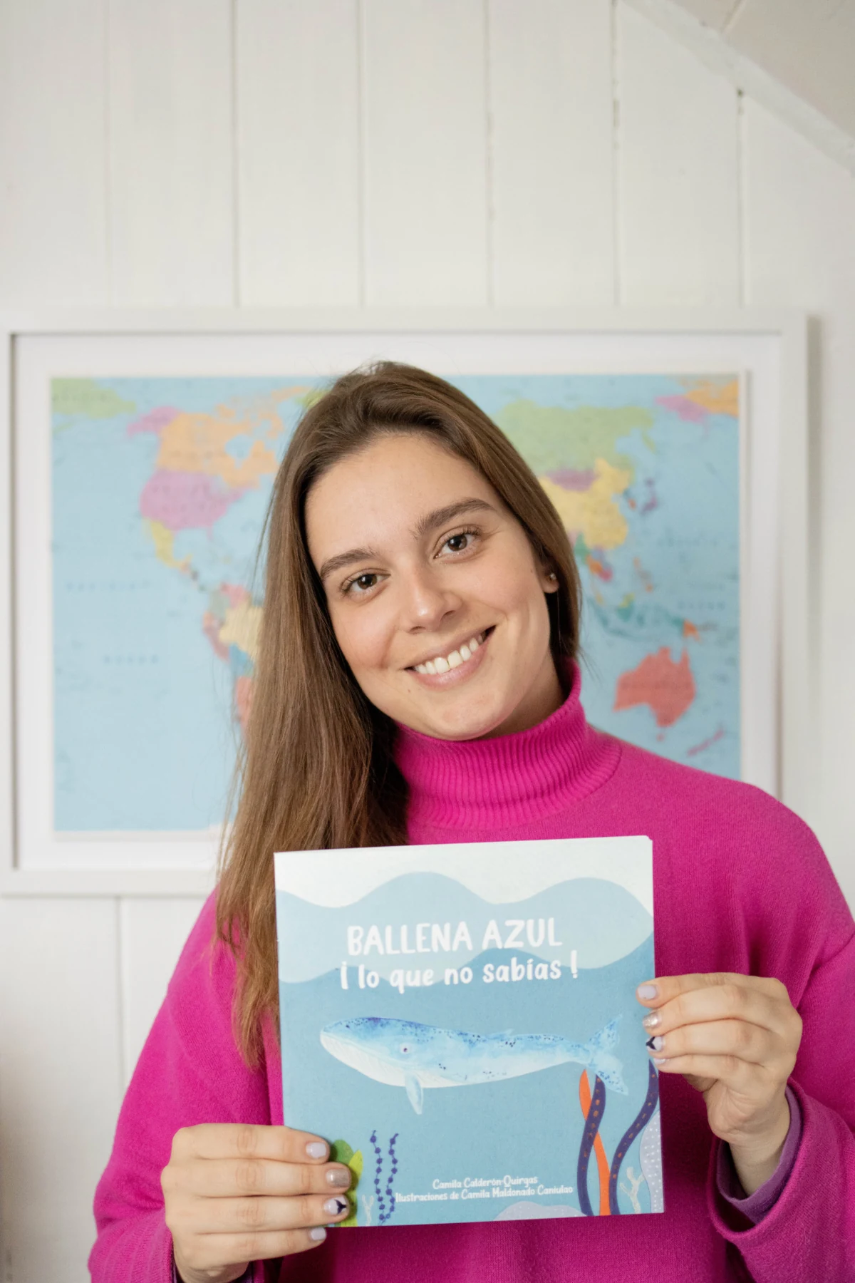 Camila Calderón Quirgas en retrato editorial con su libro Ballena Azul.