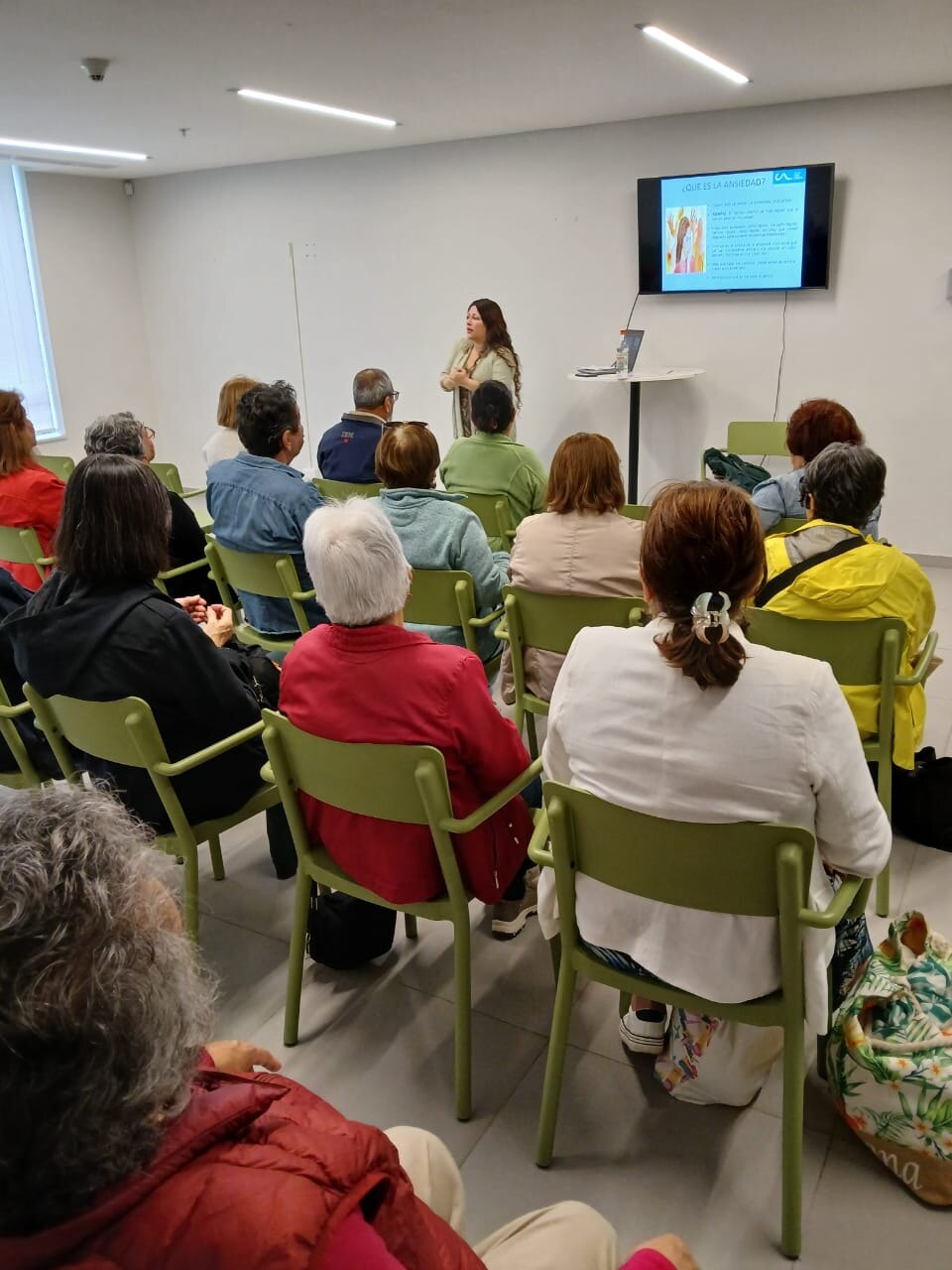 Stephany Palominos en actividad de formación para Caja Los Andes.